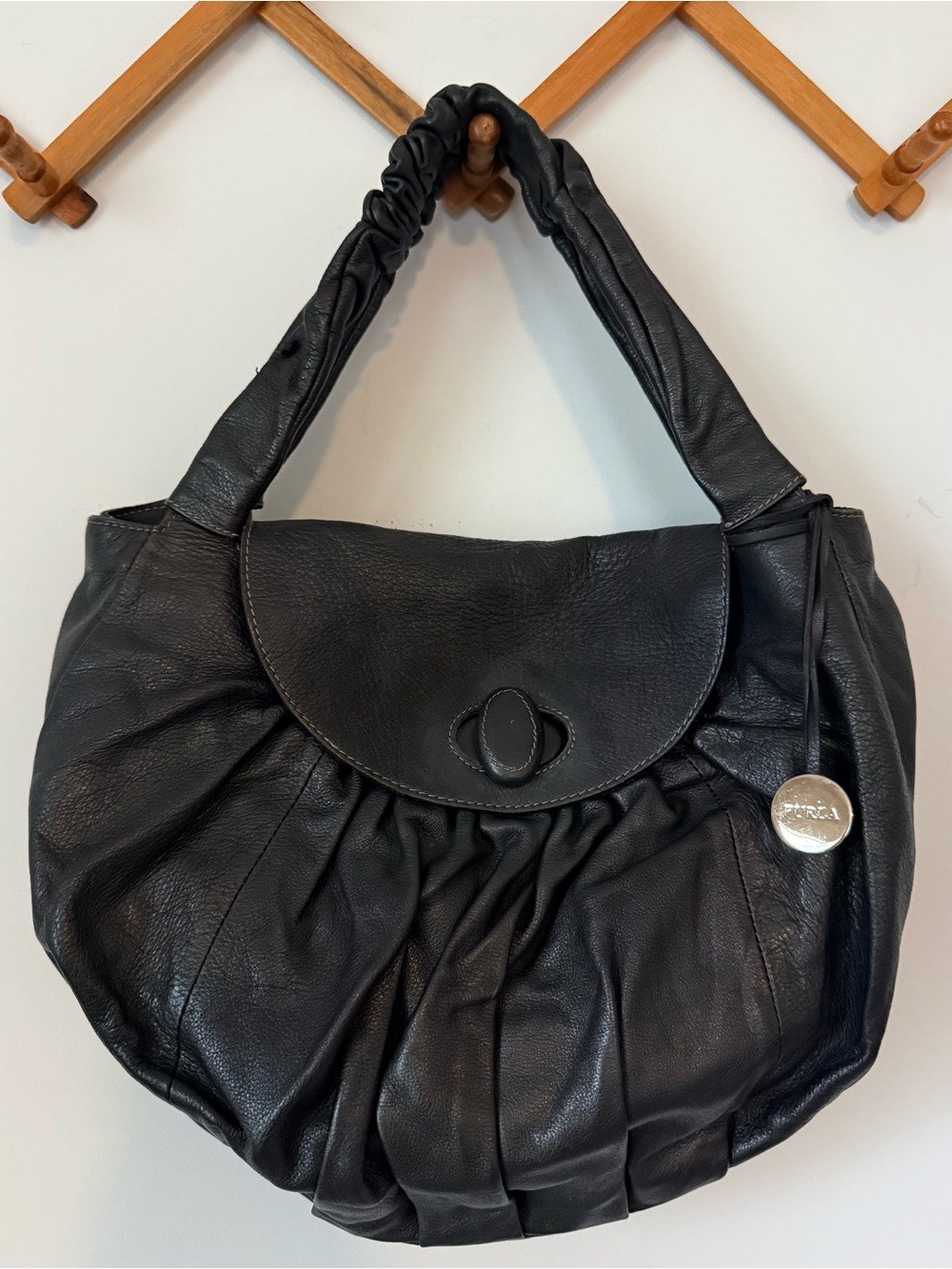 Furla leather slouchy hobo circle shoulder bag Black